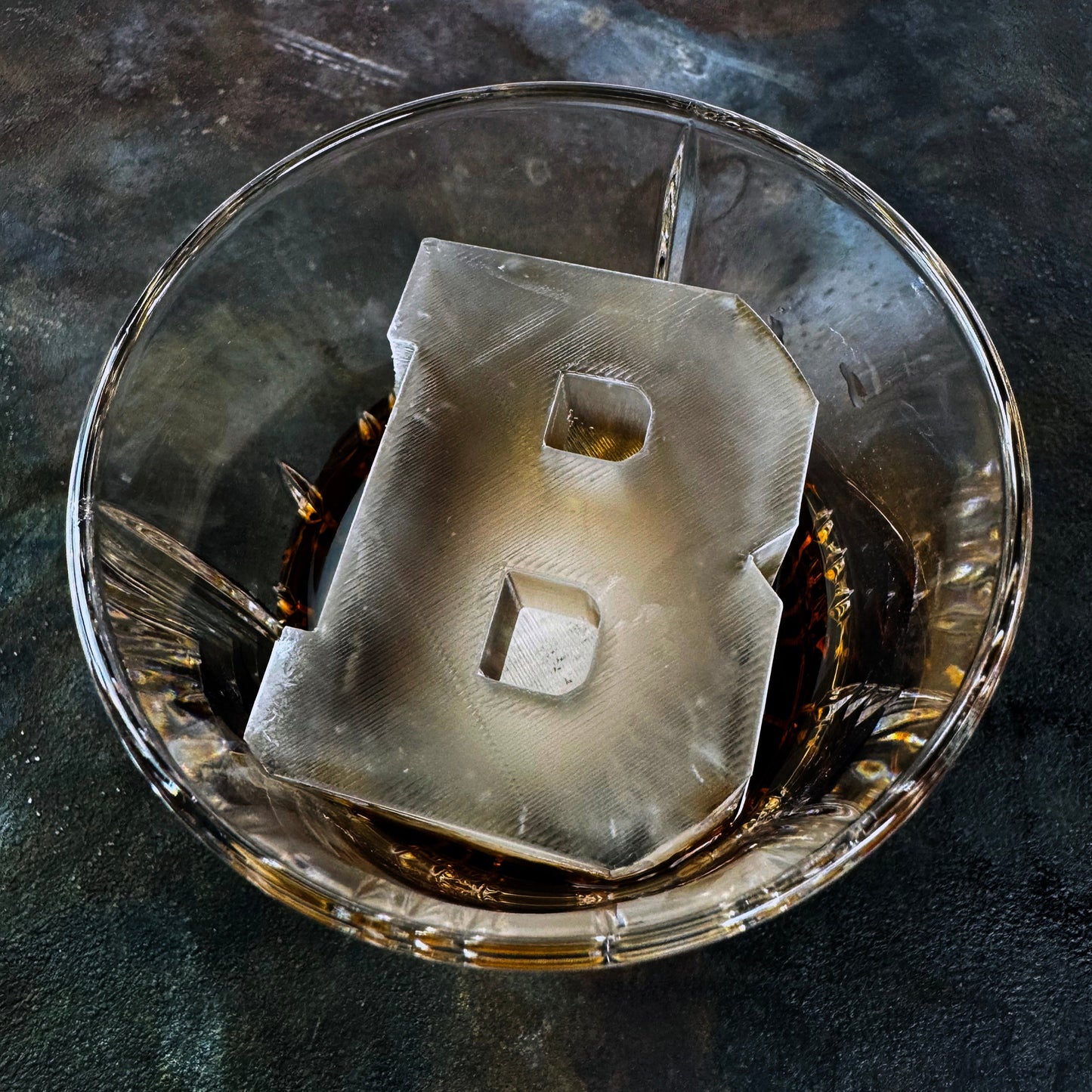 Moldes de hielo con forma de letras (fuente de bloque)