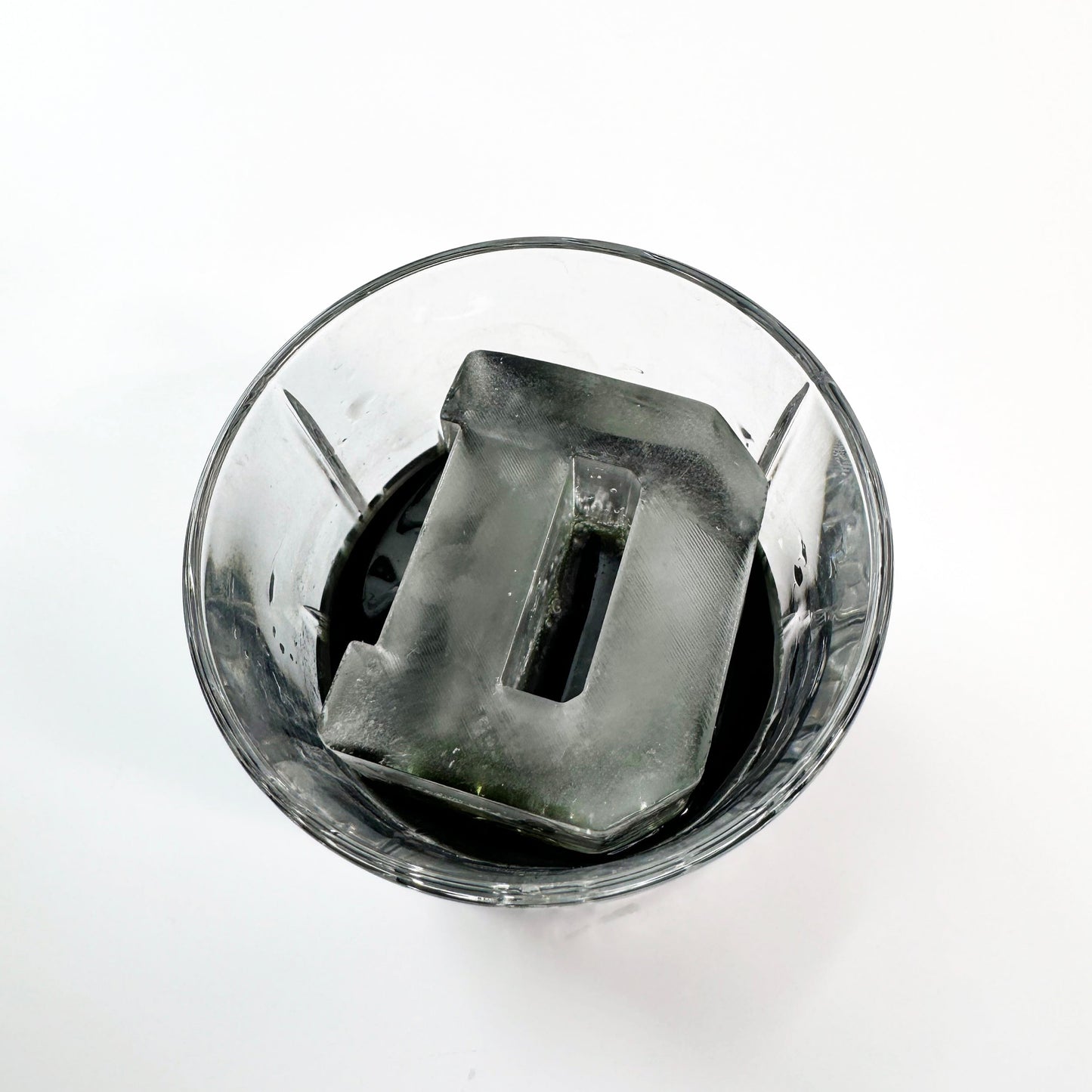 Moldes de hielo con forma de letras (fuente de bloque)