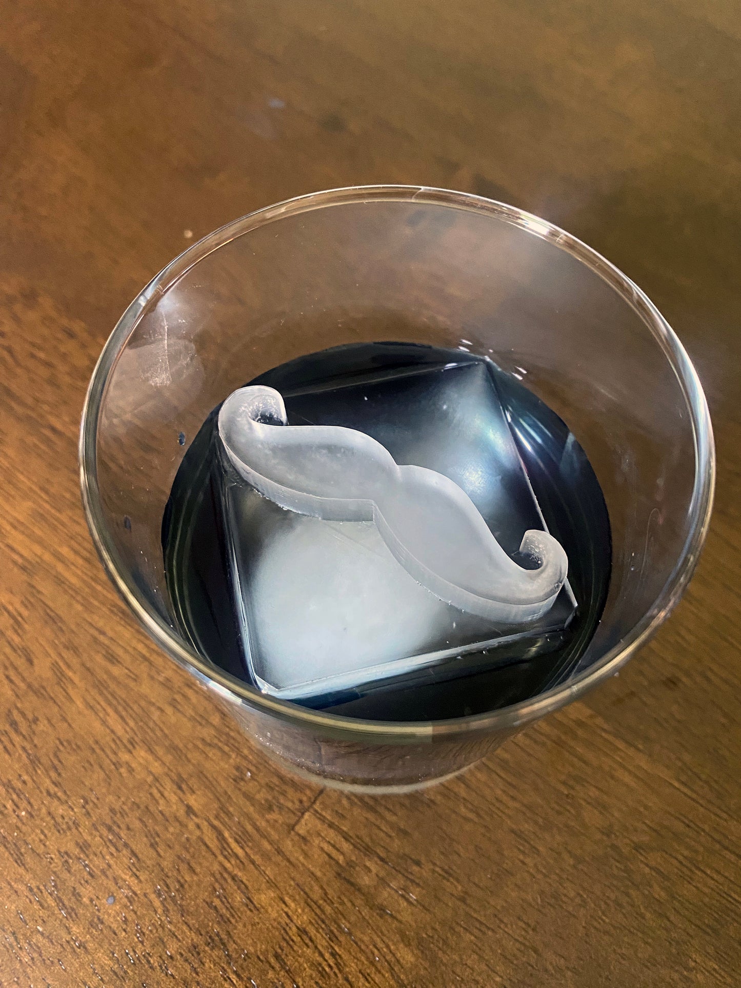 Molde para hielo con forma de bigote