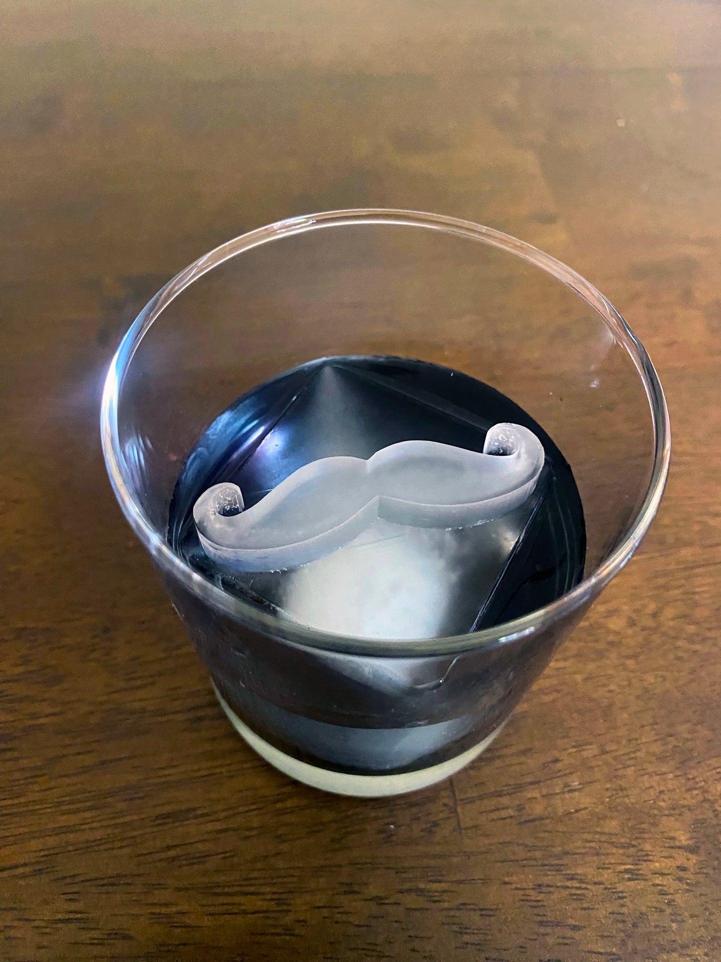 Molde para hielo con forma de bigote