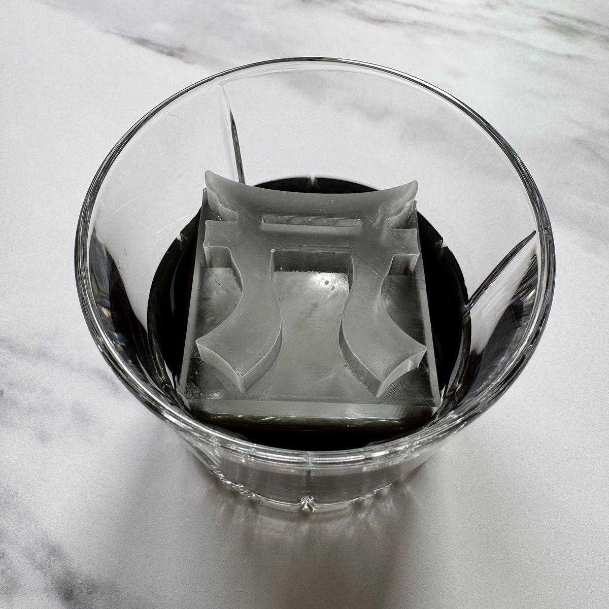 Cilindro de hielo con emblema del Cuerpo de Marines de los EE. UU.