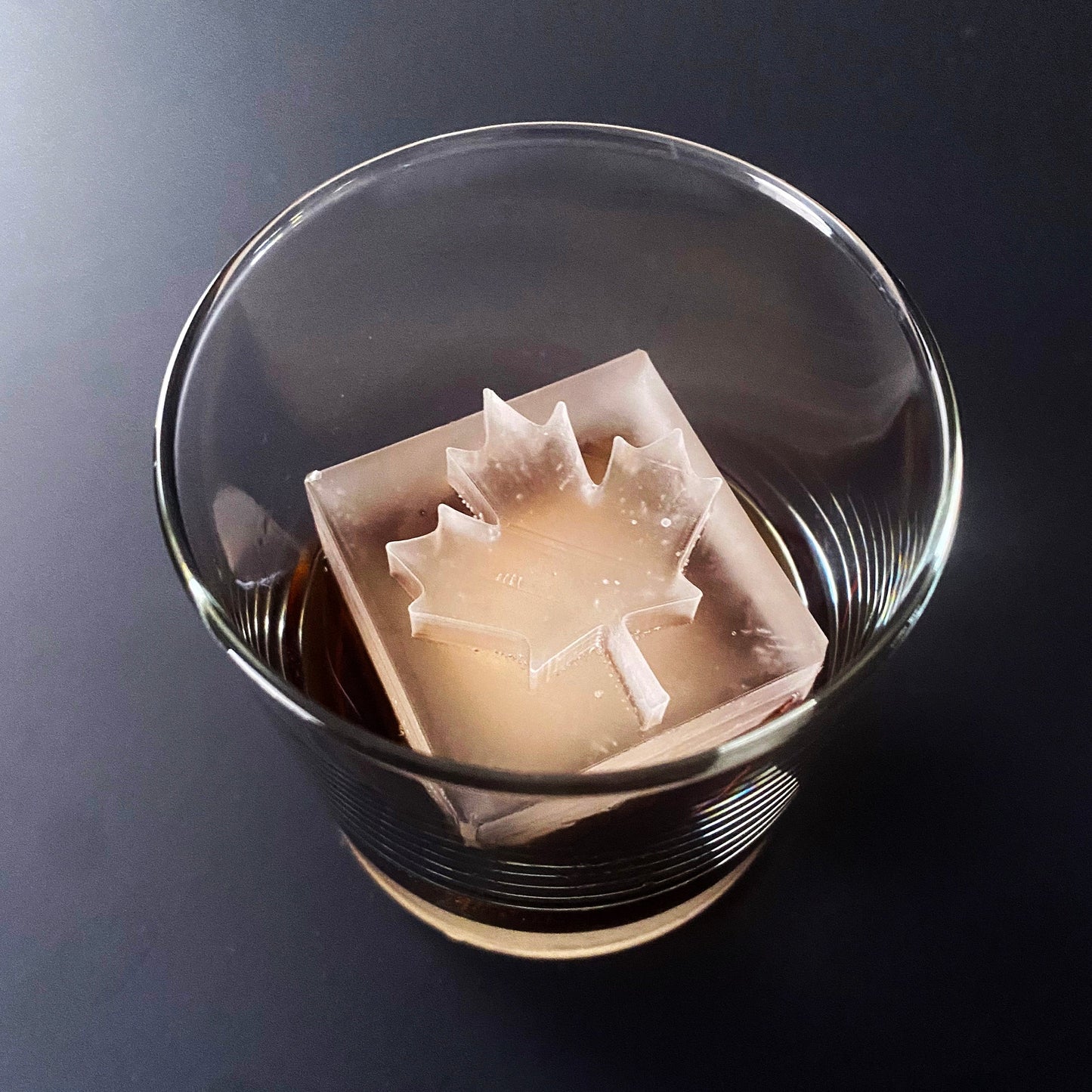 Molde para hielo con forma de hoja de arce