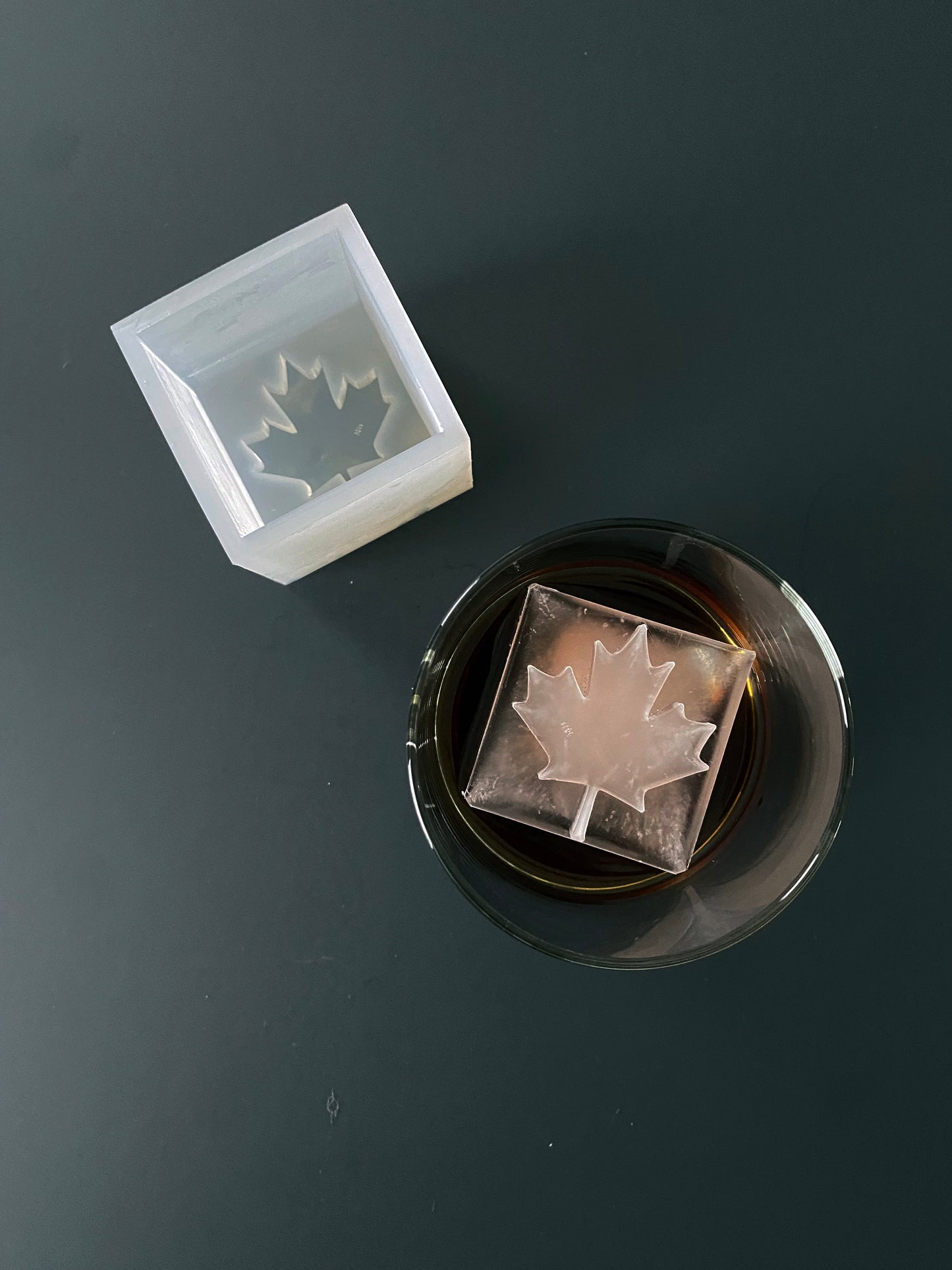 Molde para hielo con forma de hoja de arce