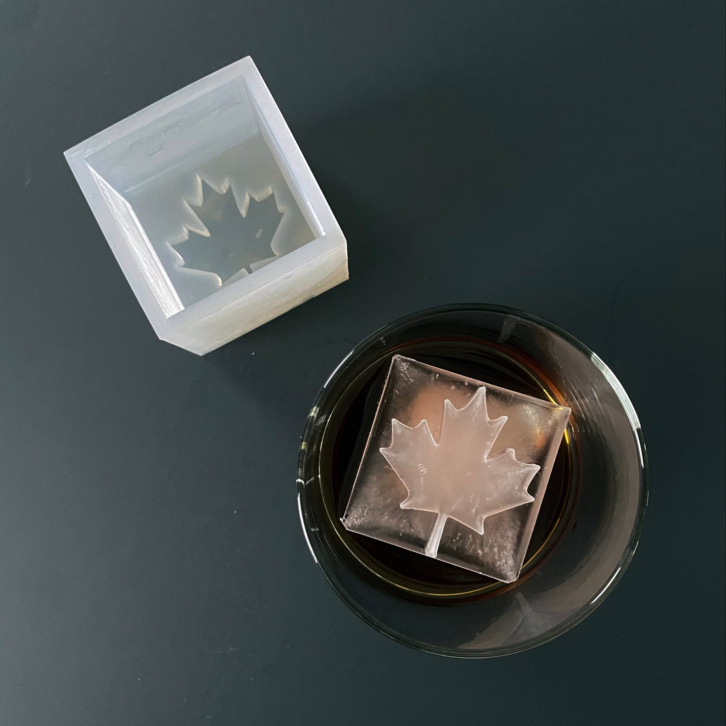 Molde para hielo con forma de hoja de arce