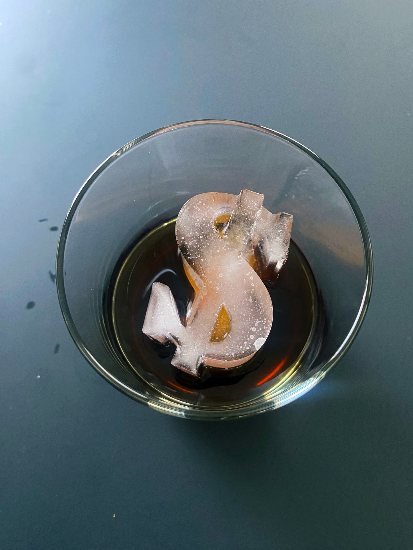 Molde para hielo con forma de signo de dólar