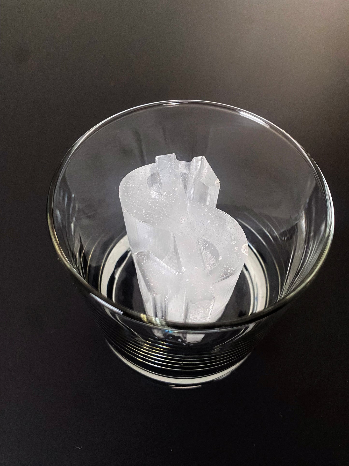 Molde para hielo con forma de signo de dólar