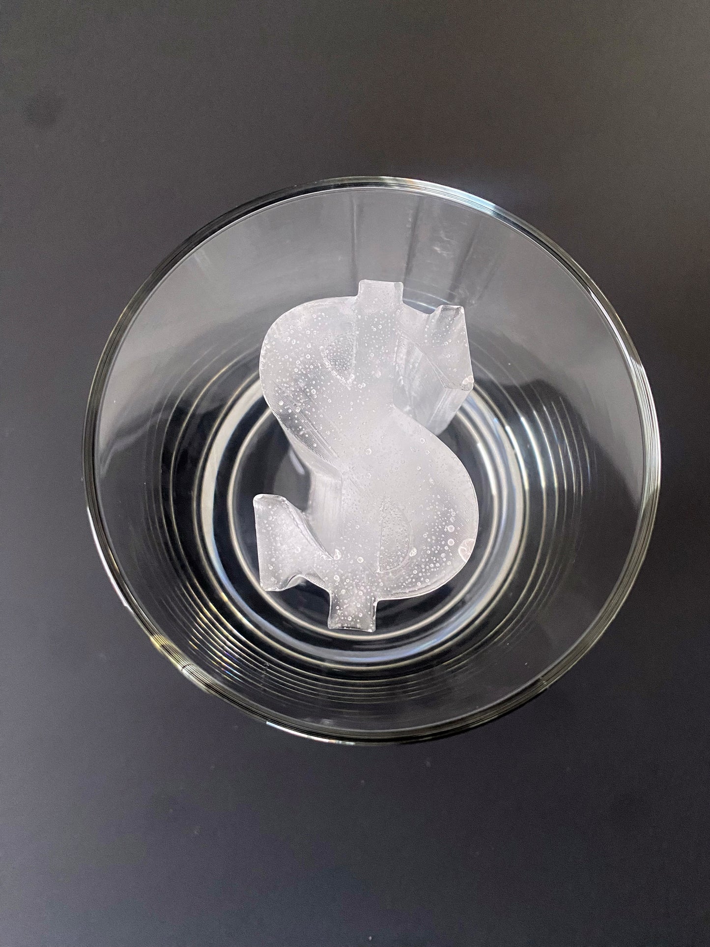 Molde para hielo con forma de signo de dólar