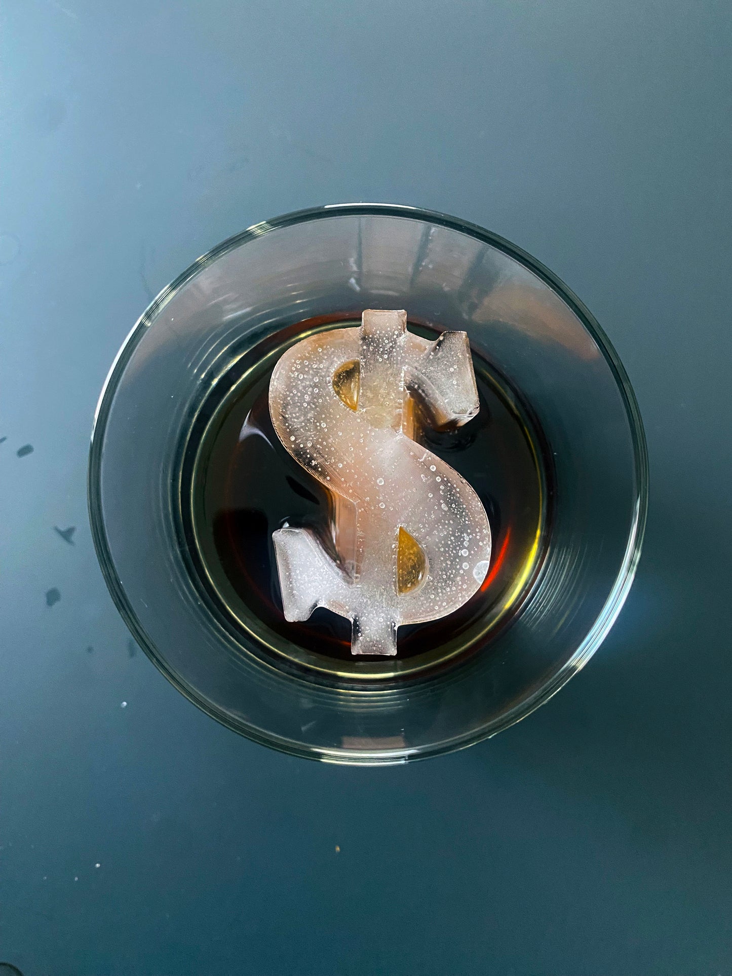 Molde para hielo con forma de signo de dólar