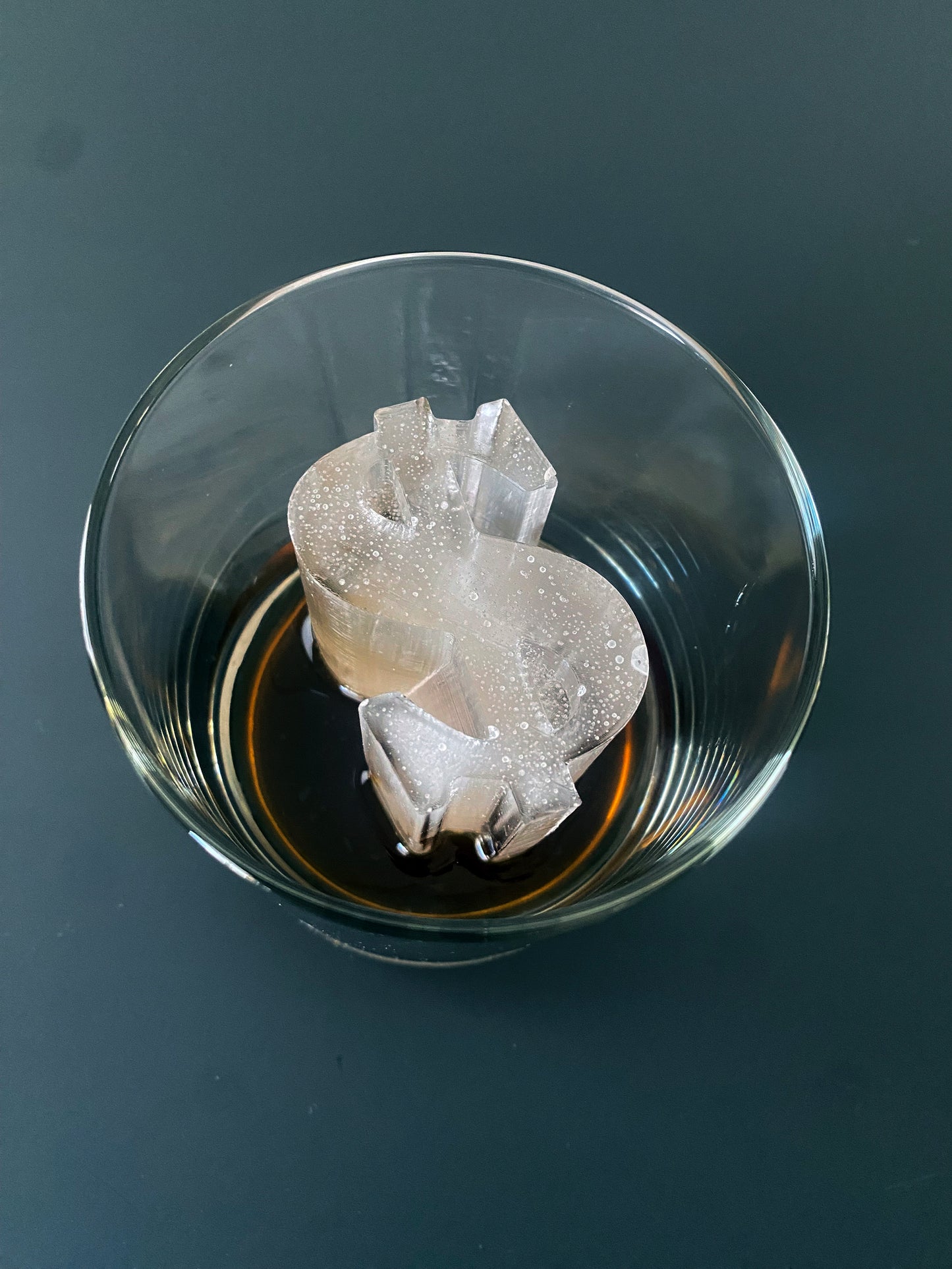 Molde para hielo con forma de signo de dólar