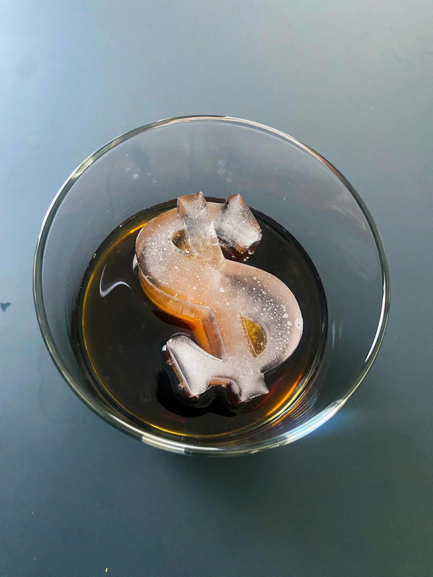 Molde para hielo con forma de signo de dólar