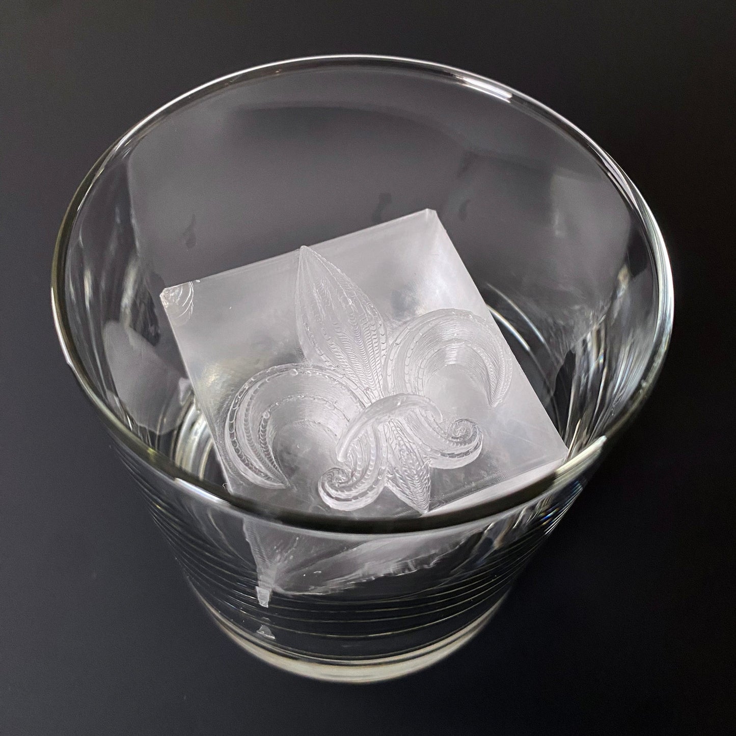 Molde para hielo con forma de flor de lis