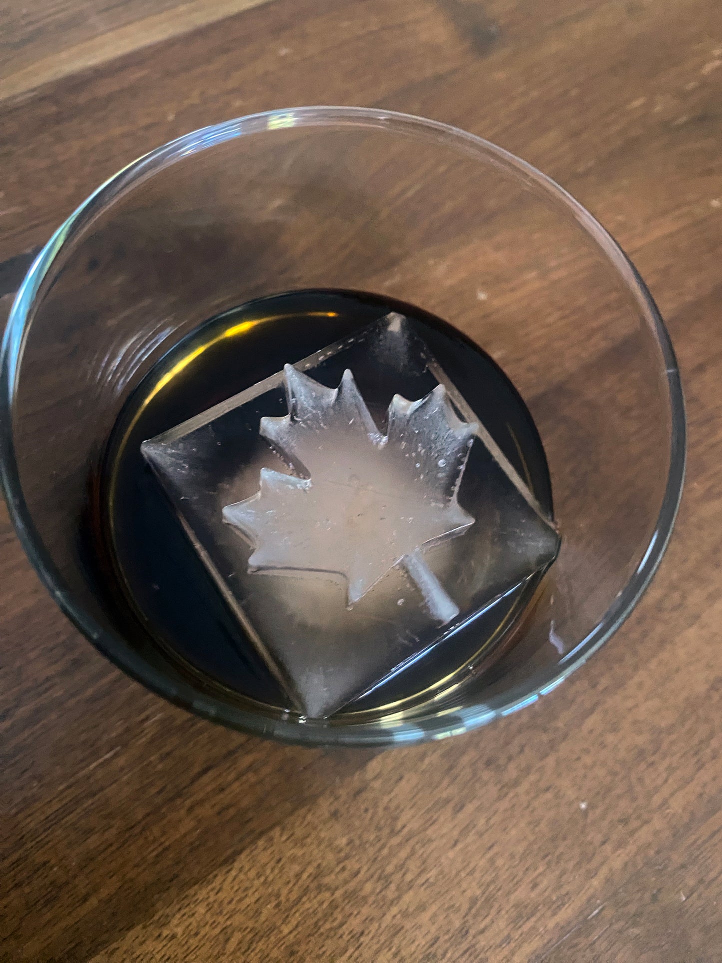 Molde para hielo con forma de hoja de arce