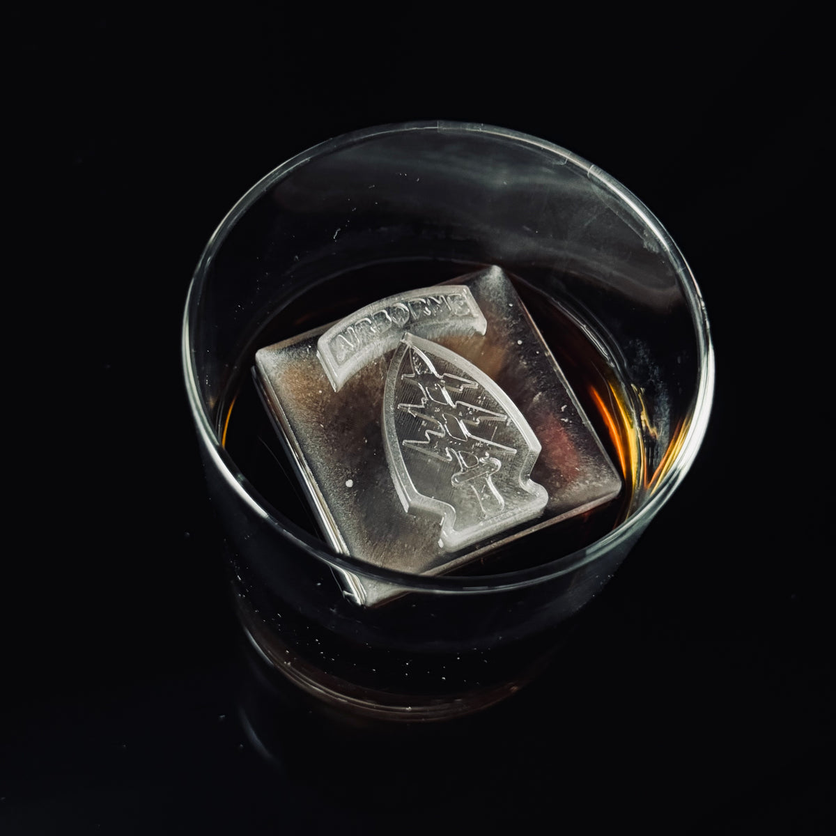 Cilindro de hielo con emblema del Cuerpo de Marines de los EE. UU.