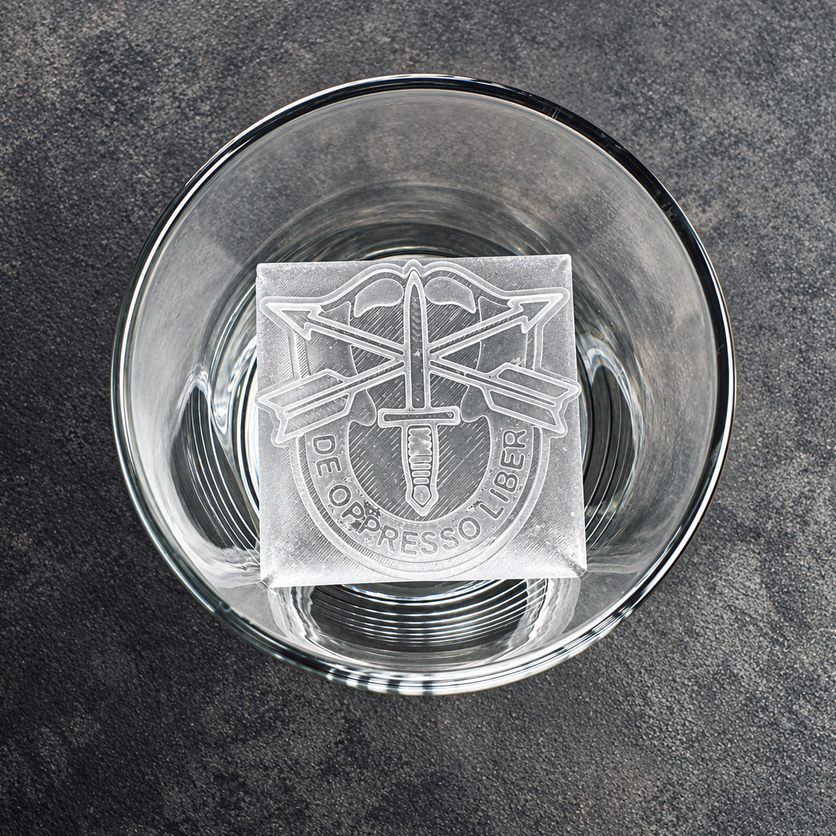 Cilindro de hielo con emblema del Cuerpo de Marines de los EE. UU.