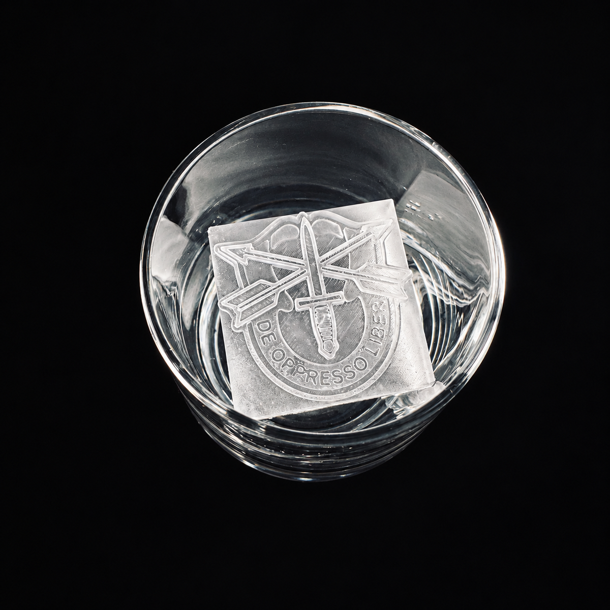 Cilindro de hielo con emblema del Cuerpo de Marines de los EE. UU.