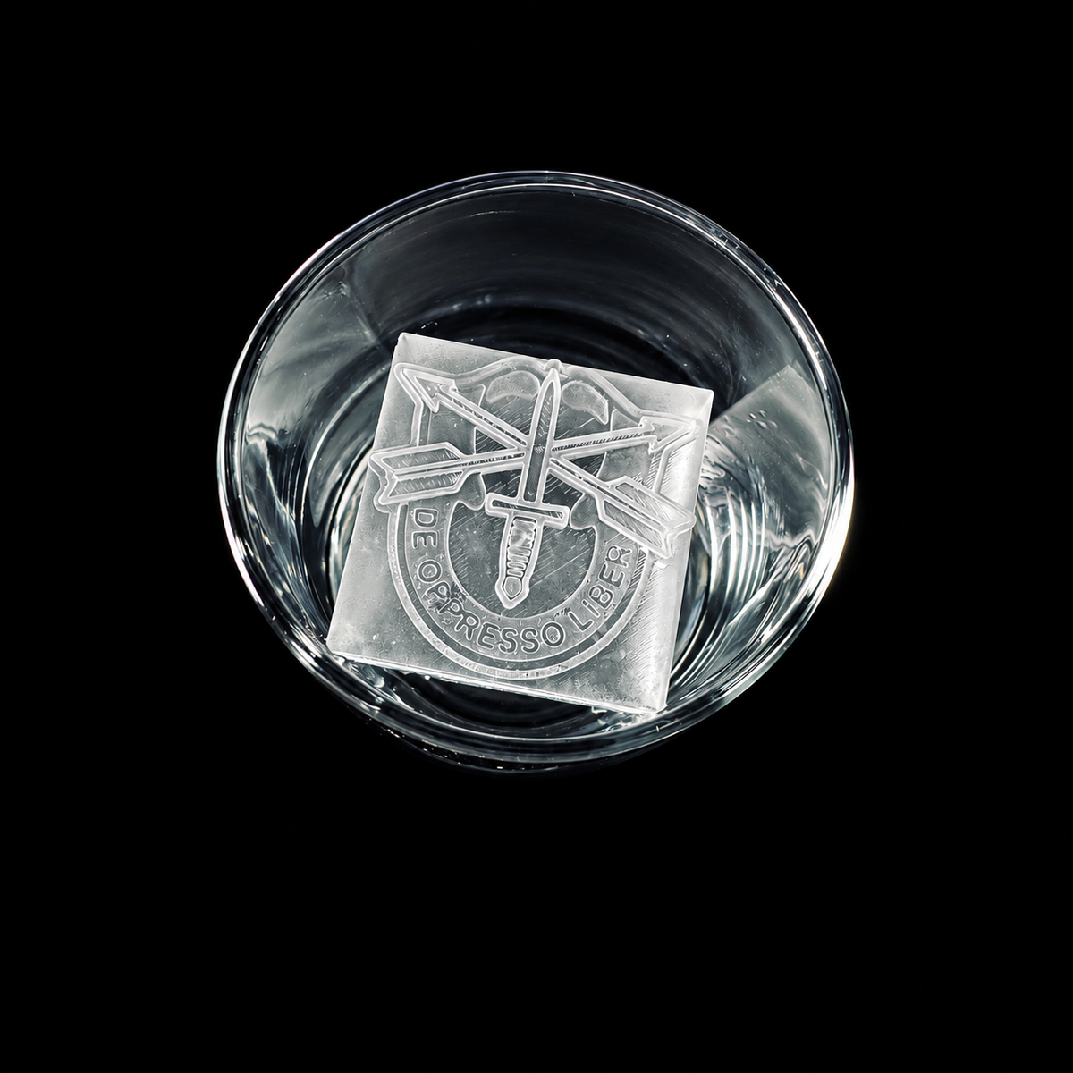 Cilindro de hielo con emblema del Cuerpo de Marines de los EE. UU.