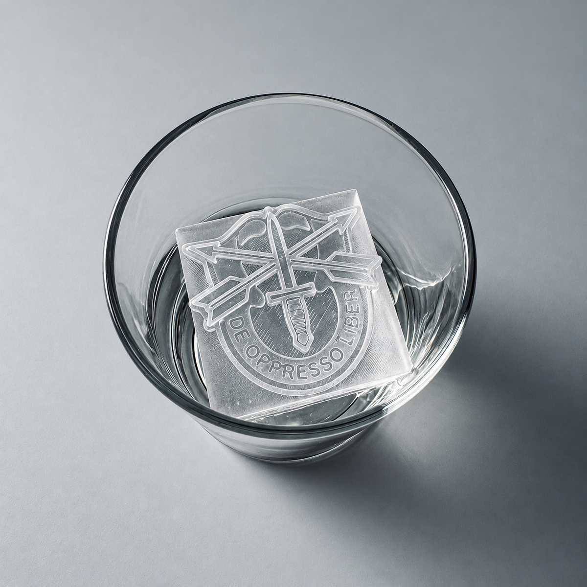 Cilindro de hielo con emblema del Cuerpo de Marines de los EE. UU.