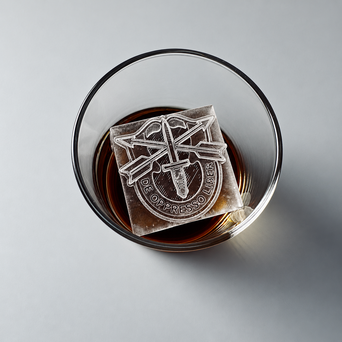 Cilindro de hielo con emblema del Cuerpo de Marines de los EE. UU.