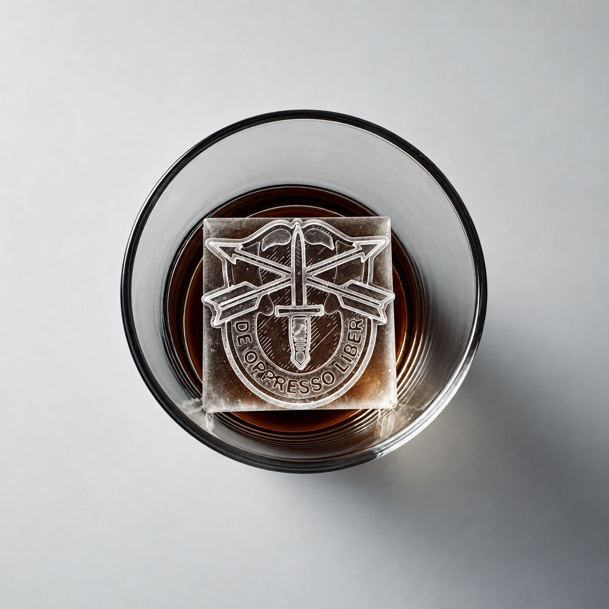 Cilindro de hielo con emblema del Cuerpo de Marines de los EE. UU.