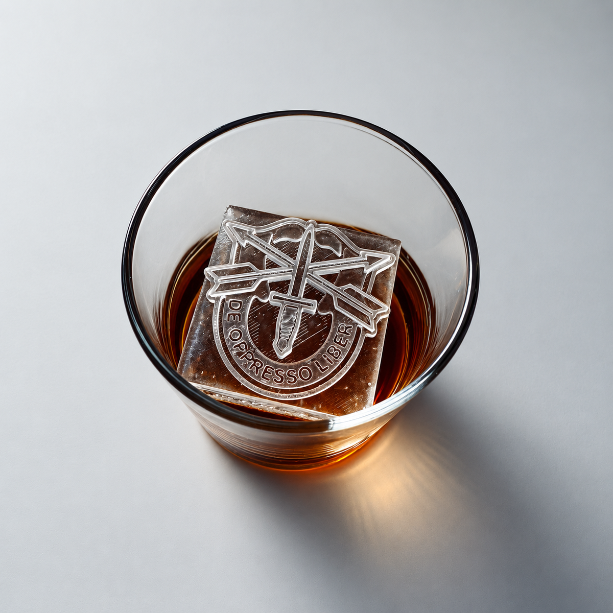 Cilindro de hielo con emblema del Cuerpo de Marines de los EE. UU.