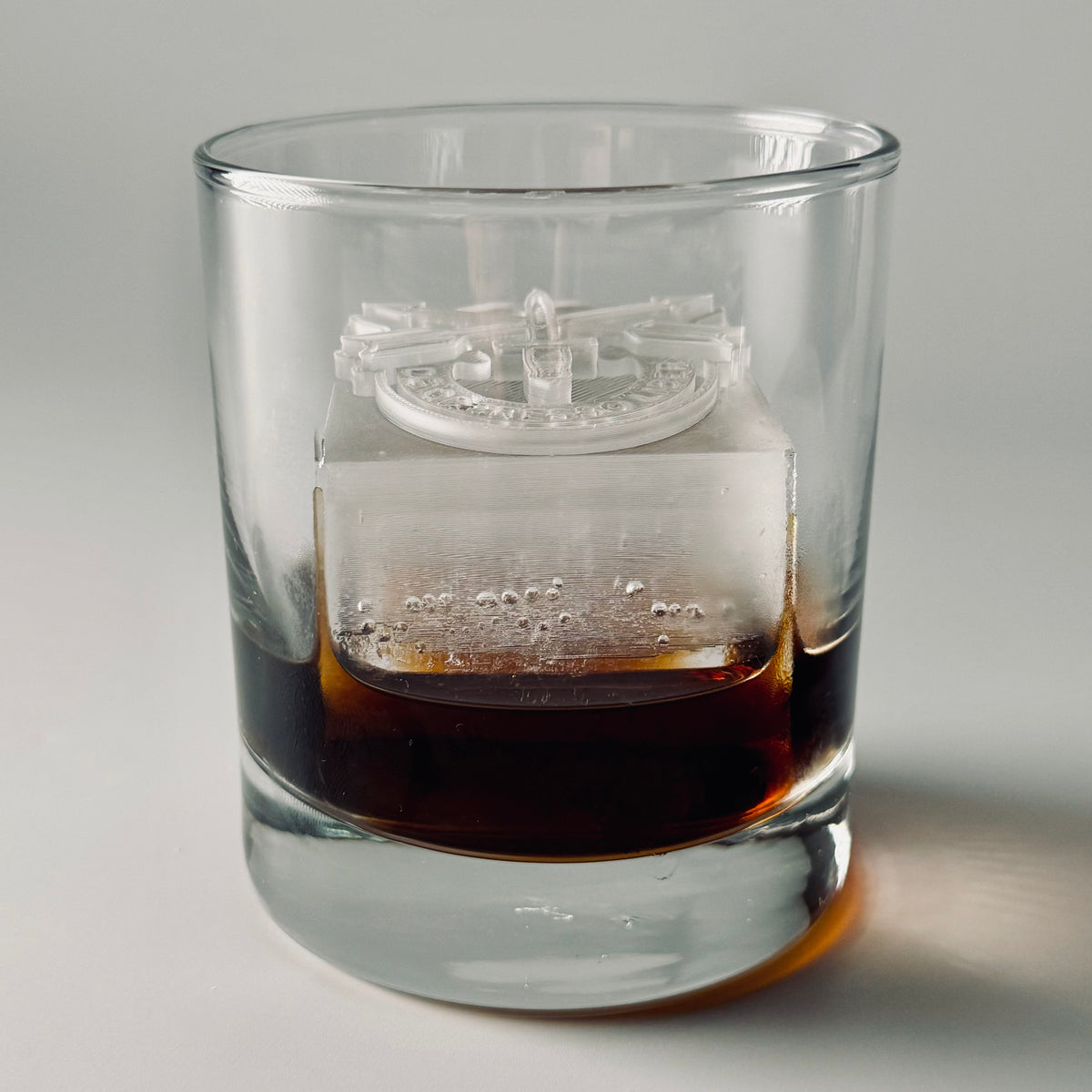 Cilindro de hielo con emblema del Cuerpo de Marines de los EE. UU.