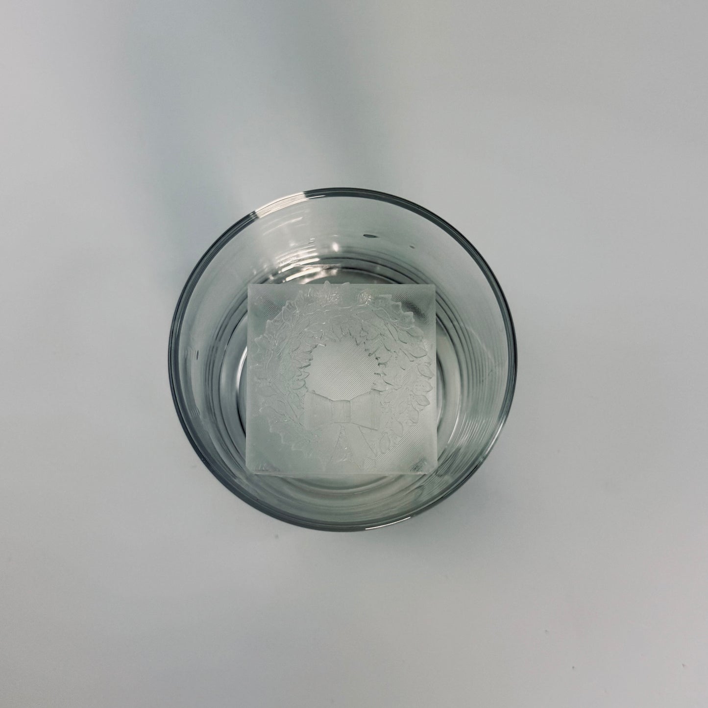 Moldes y bandejas de hielo con forma de corona navideña