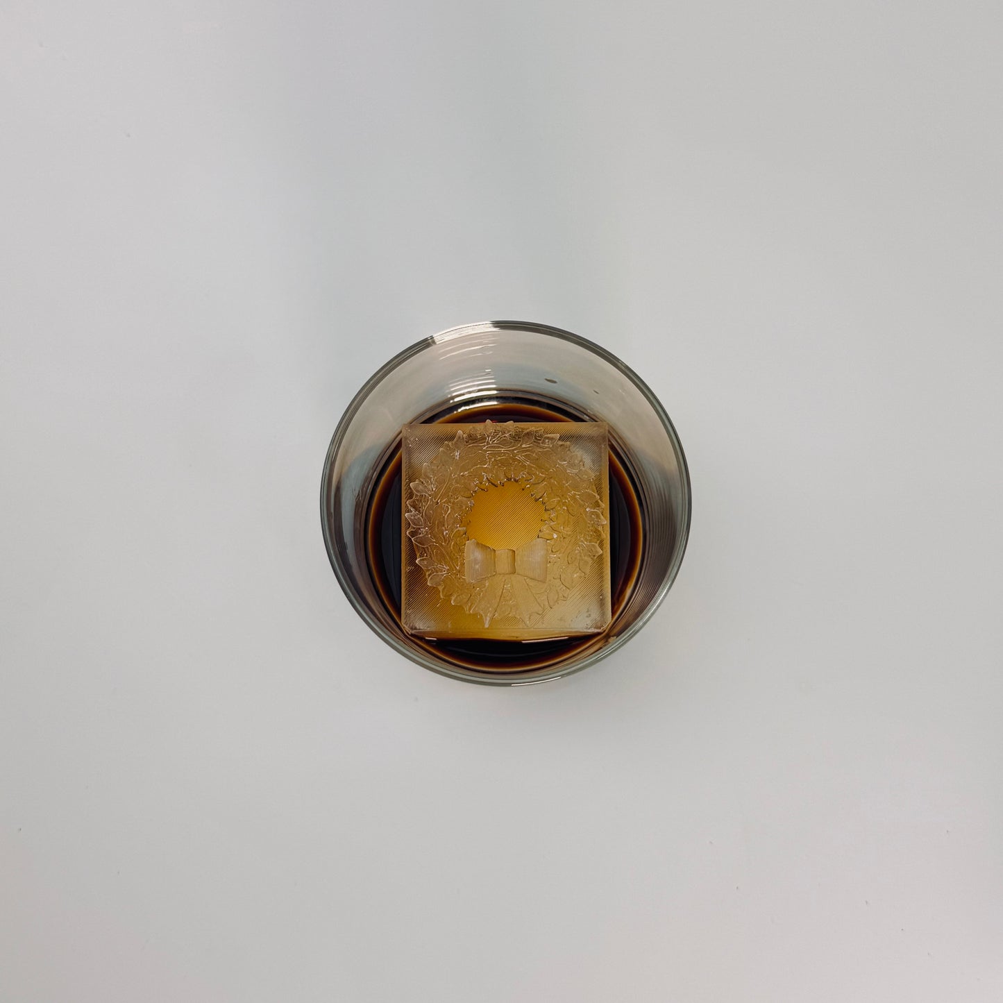 Moldes y bandejas de hielo con forma de corona navideña