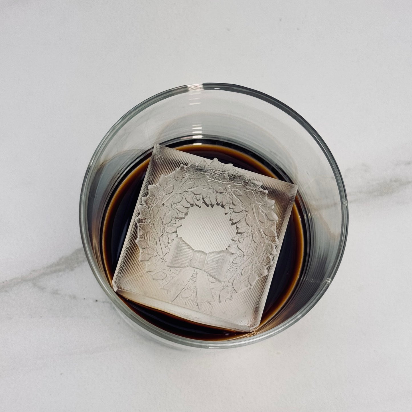 Moldes y bandejas de hielo con forma de corona navideña