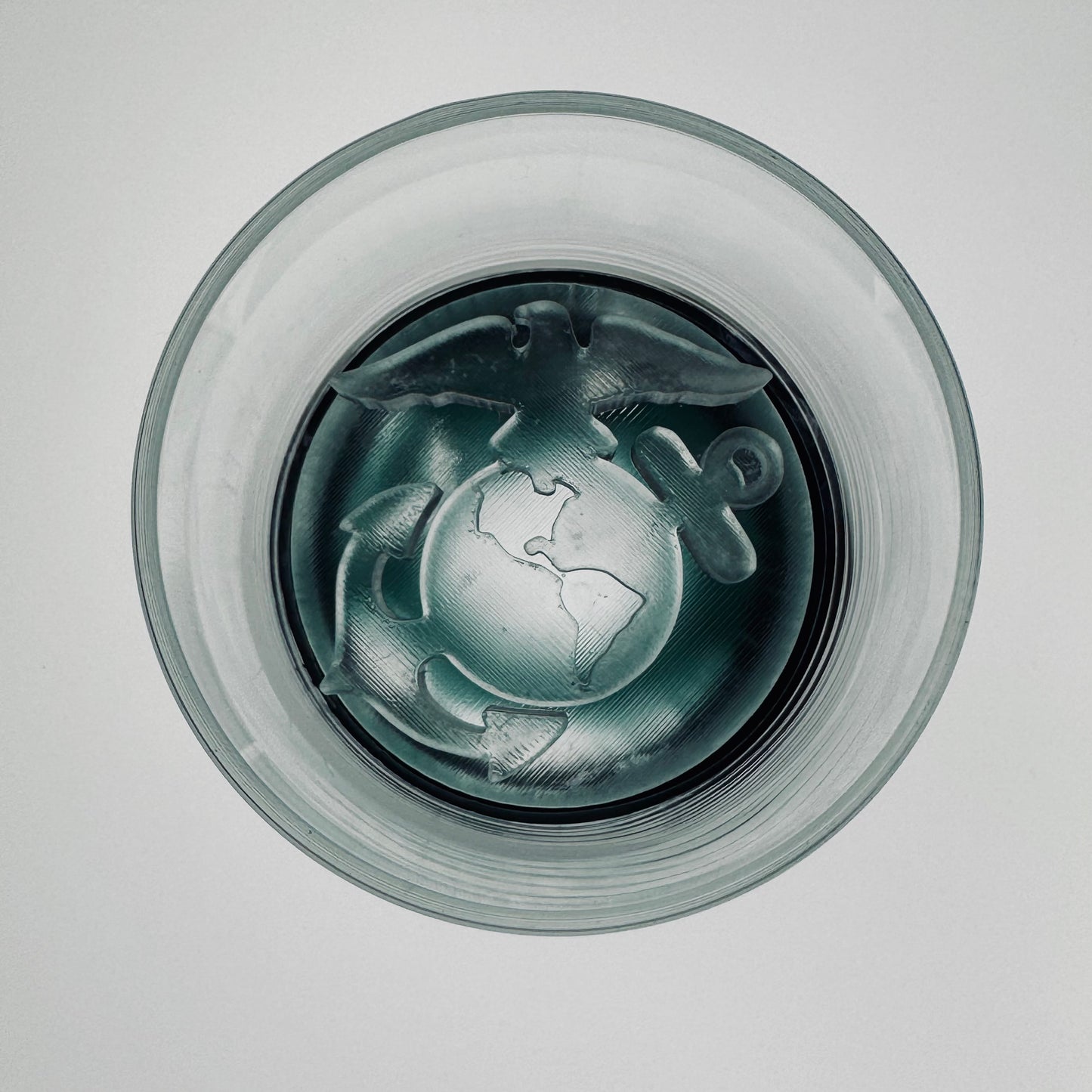 Cilindro de hielo con emblema del Cuerpo de Marines de los EE. UU.