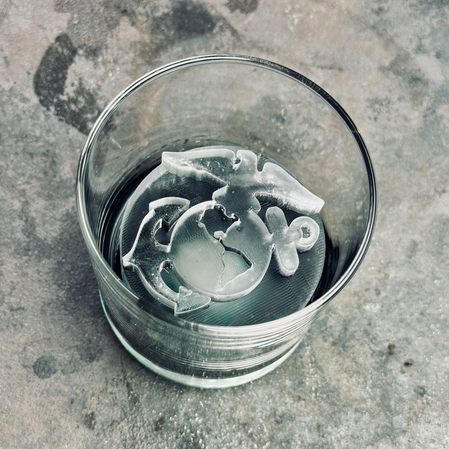 Cilindro de hielo con emblema del Cuerpo de Marines de los EE. UU.