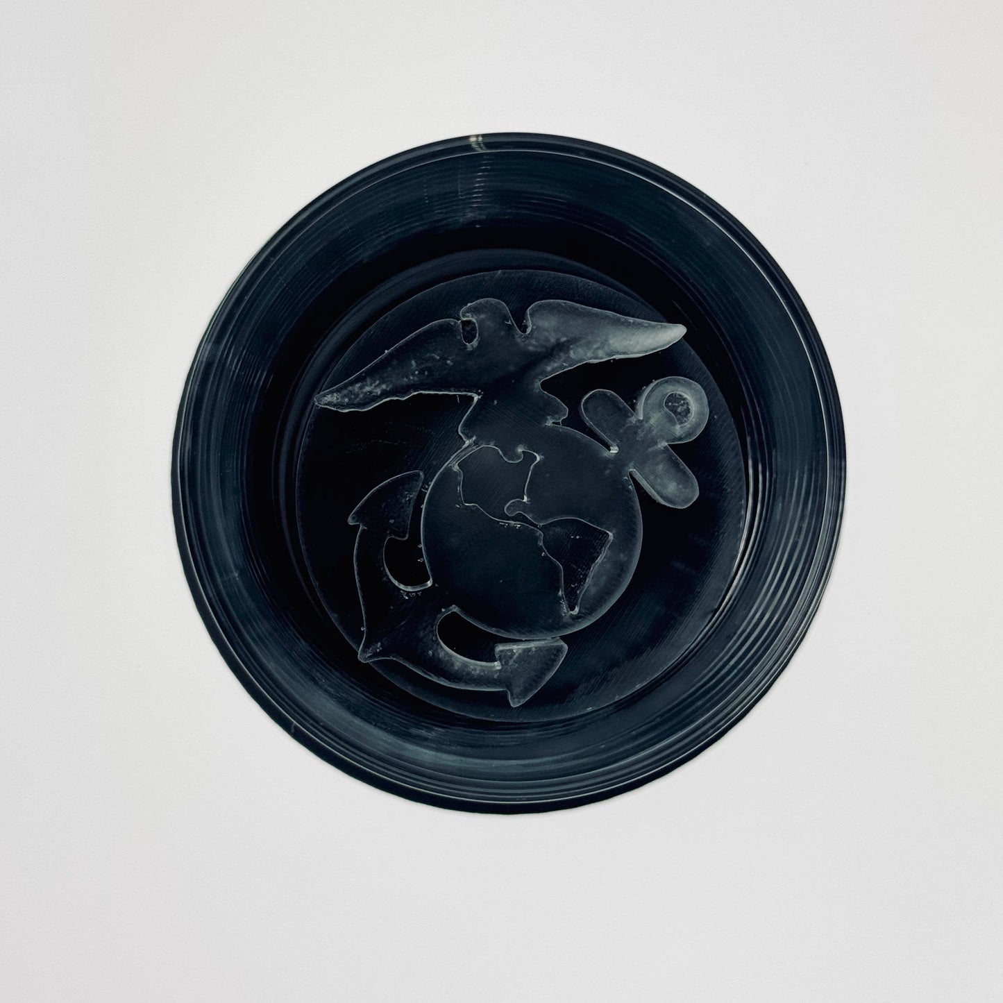 Cilindro de hielo con emblema del Cuerpo de Marines de los EE. UU.