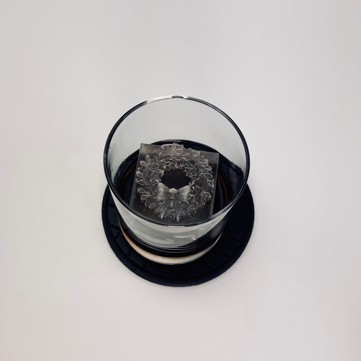 Moldes y bandejas de hielo con forma de corona navideña