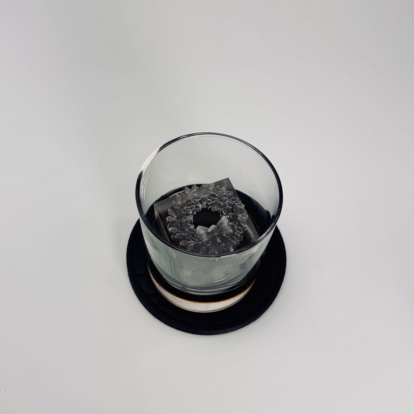 Moldes y bandejas de hielo con forma de corona navideña