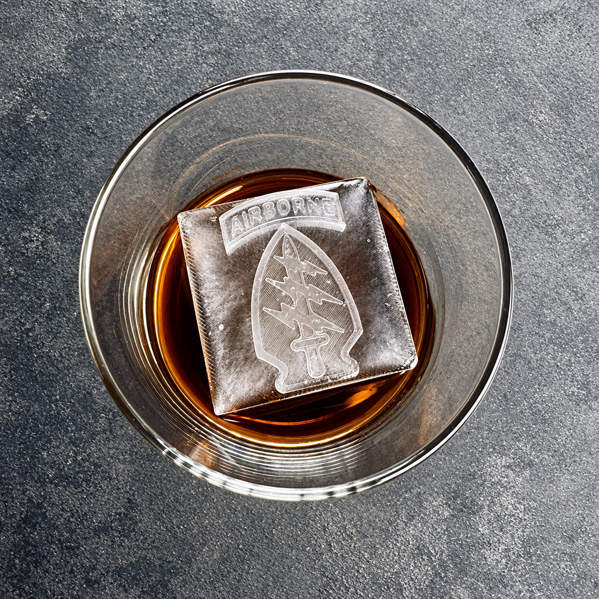 Cilindro de hielo con emblema del Cuerpo de Marines de los EE. UU.