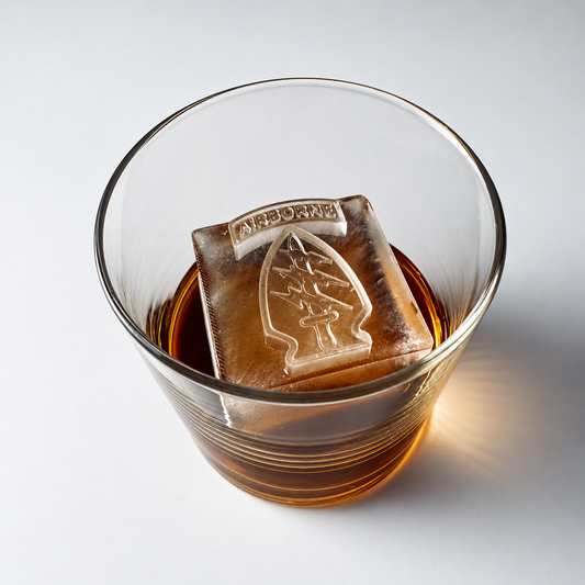 Cilindro de hielo con emblema del Cuerpo de Marines de los EE. UU.