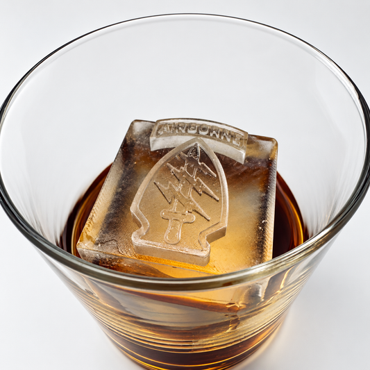Cilindro de hielo con emblema del Cuerpo de Marines de los EE. UU.