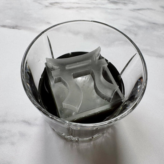 Cilindro de hielo con emblema del Cuerpo de Marines de los EE. UU.